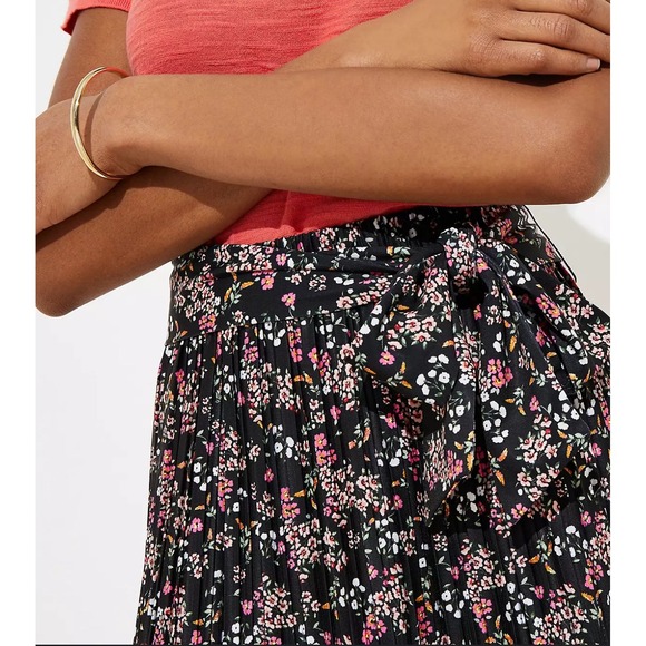 LOFT Buttercup Pleated Flounce Skirt Black Floral L Elastic Waist - Picture 1 of 10